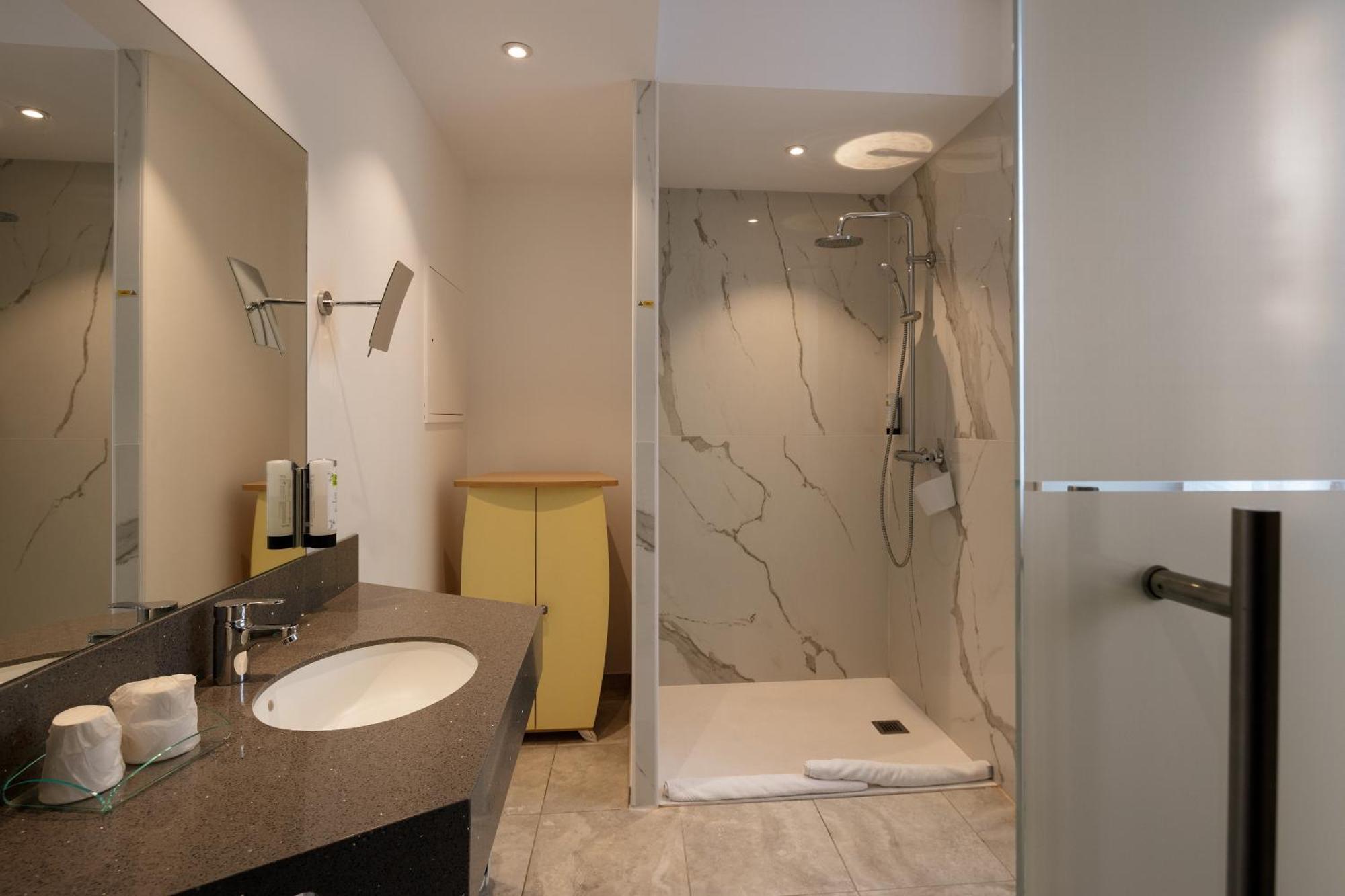 Logis Hotel Restaurant De La Paix Lodève Zewnętrze zdjęcie