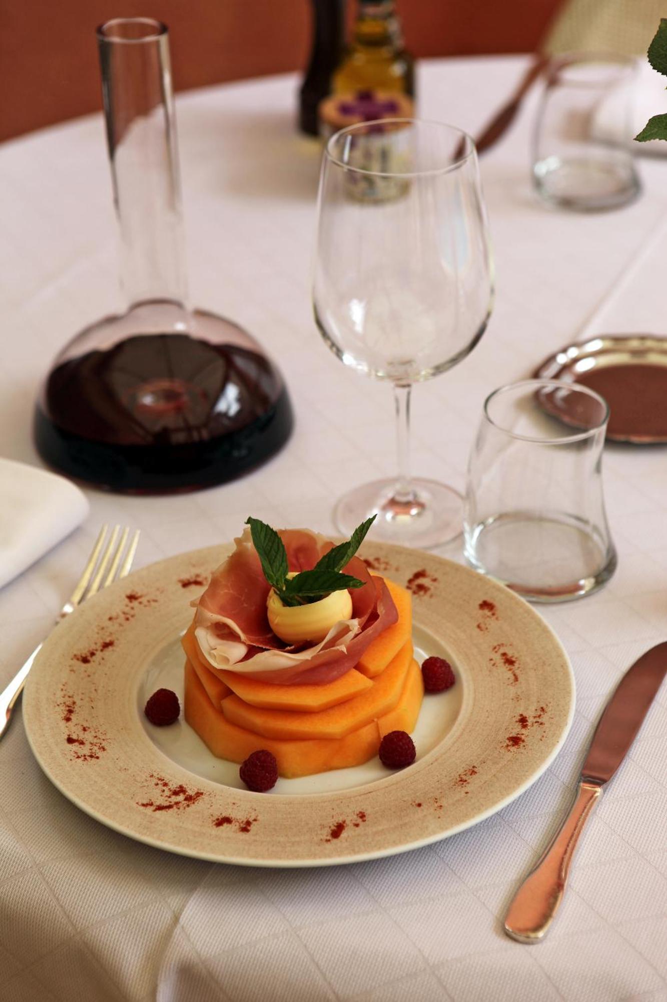 Logis Hotel Restaurant De La Paix Lodève Zewnętrze zdjęcie