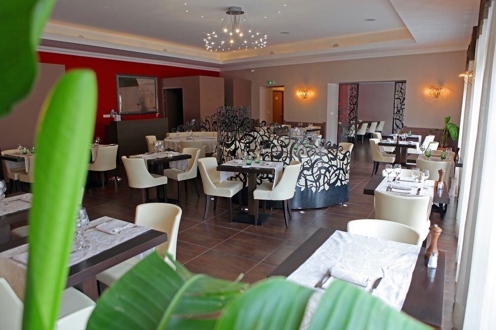 Logis Hotel Restaurant De La Paix Lodève Zewnętrze zdjęcie